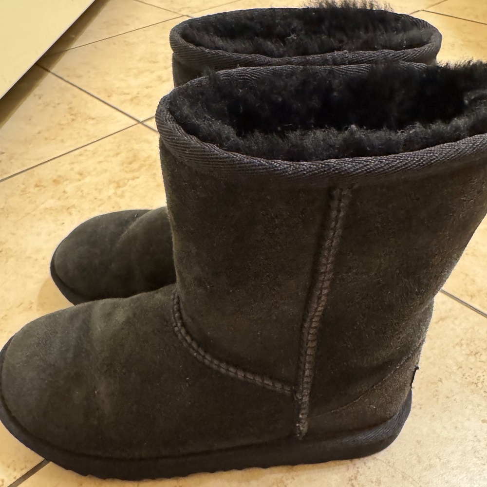 UGG Classic Short Black Sheepskin Boots Size 2_ Winter Boots